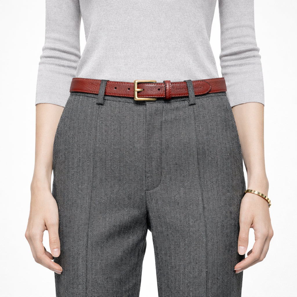 RB4022Q | Women's Belt Made in Italy in Genuine Dollar Grain Leather. Polished Gold-Finish Buckle. Ruby Color. Dimensions: 115 x 2.5 x 0.5 cm (waistline 100 cm)